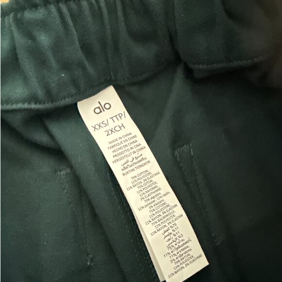 Alo Yoga - Road Tripper Trousers in Midnight Green - Picture 4 of 5